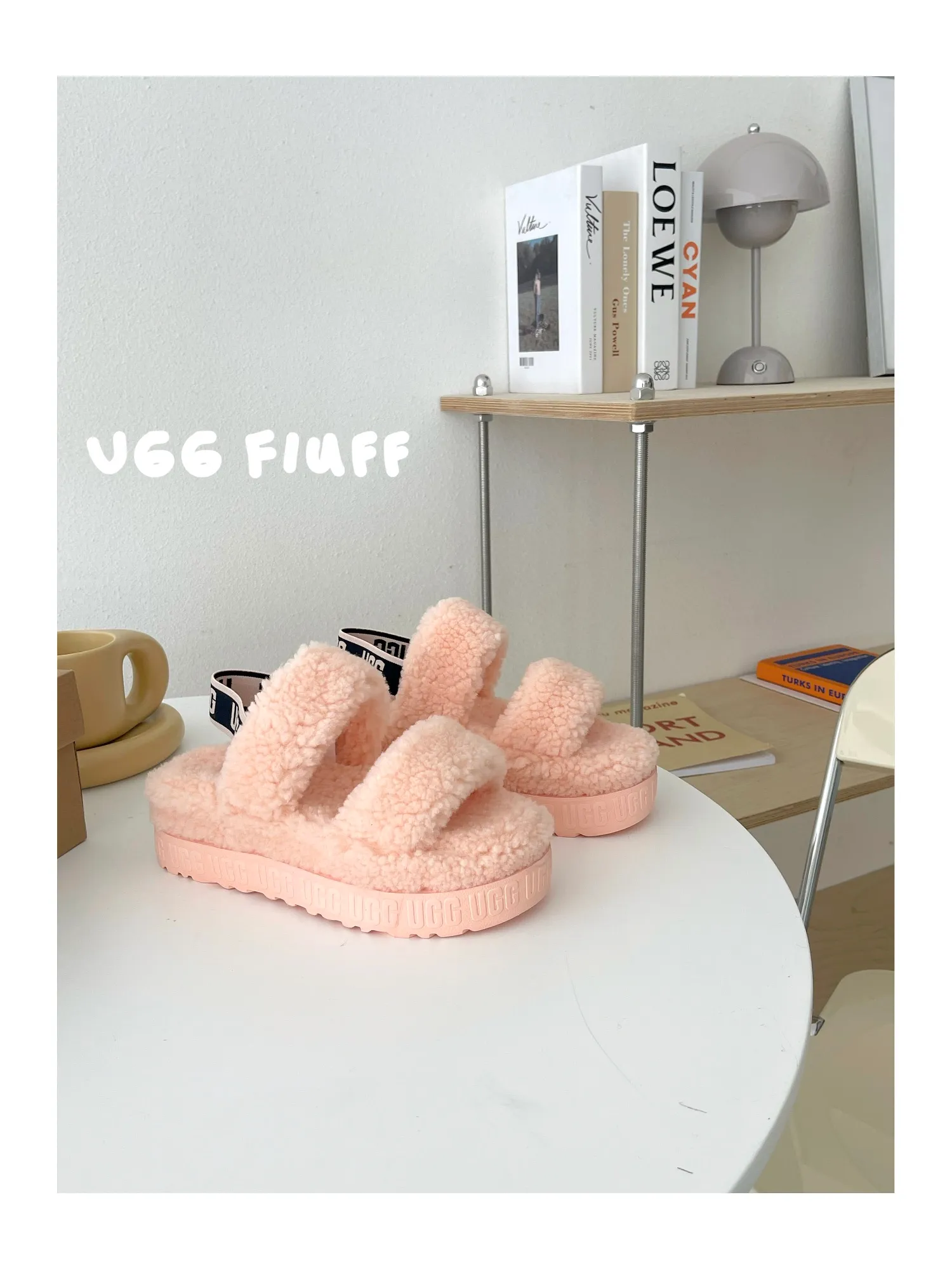 💰440 UGG sheepskin all-in-one snow boots 0876 new autumn and winter style Zhou Dongyu's same style furry slippers Product name: Ovlafita, Longfeng Teddy fur muffin bottom slippers, new at the counter simultaneously It is an upgraded version of the classic oh yeah sandals, the corrugated sheepskin material is used to make it more fashionable and cool, the heel strap is the highlight of the entire design, the muffin bottom visually increases, good news for small sisters, large quantities in stock Code number: 35-41 Color: white, gray, black, pink, army green, maroon